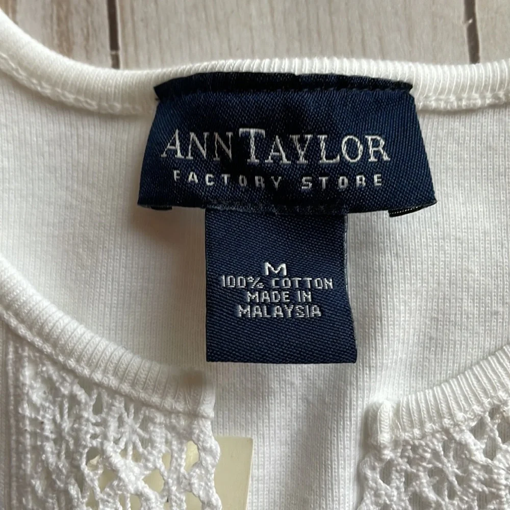 NWT Size Medium Ann Taylor Factory White Tank with Knit V-Neck and Side Slit - Picture 3 of 5